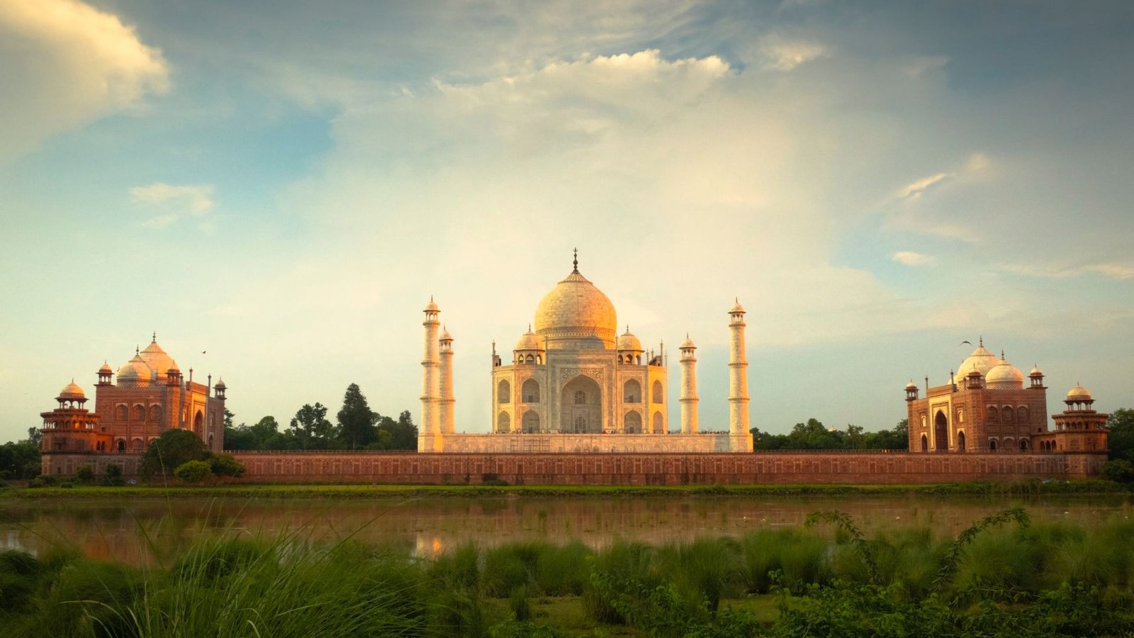 Taj Mahal at Sunrise: A Practical First-Time Visitor Guide